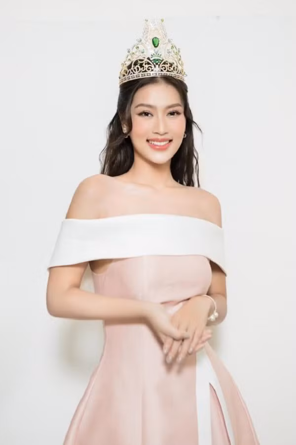 Hoa hau Doan Thien An bat ngo khoe 