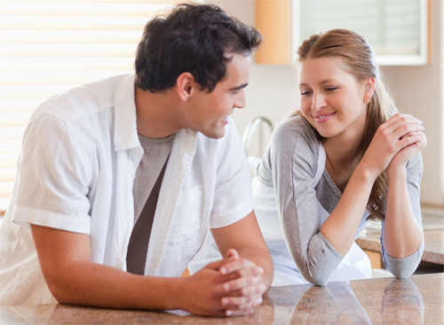 Nếu có bất đồng, hãy cố gắng kiềm chế và giải quyết chúng khi về đến nhà. Việc lớn tiếng với người bạn đời của mình ở nơi công cộng không thể hiện được uy quyền của bạn, mà chỉ cho thấy bạn là con người thô lỗ, không biết tôn trọng nửa kia mà thôi. 