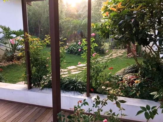 Còn đây là vườn hoa đẹp nên thơ do chính tay diva gạo cội chăm sóc. Đứng trong nhà nhìn ra khu vườn sặc sỡ mỗi sớm mai.