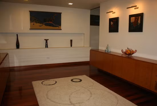 Nội thất trong nhà đơn giản nhưng tinh tế, khiến khách ghé thăm nhà cảm thấy dễ chịu.