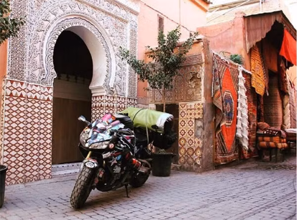 Hầu như chẳng một giây phút nào trong đầu cô xuất hiện hai từ "lo lắng: bởi "những điều tồi tệ có thể xảy ra ở bất cứ đâu trên thế giới, tôi tin là vẫn có nhiều người tốt hơn cả.". Nikki cũng chẳng hề thấy cô đơn, một cuộc trò chuyện ngắn ngủi ở trạm xăng cũng đủ làm cô vui vẻ suốt cả ngày dài.