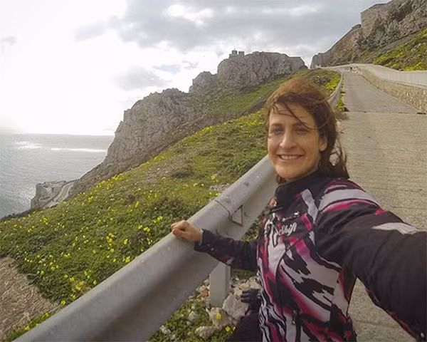 Cũng giống như đa số người Mỹ chu du bằng xe tải, Misurelli không có việc làm, nhà cửa, hoặc thậm chí là một nơi có thể ổn định cuộc sống lâu dài. "Rất nhiều người cho rằng tôi rất giàu có," cô nói. "Nhưng không hề đúng chút nào. Tôi không có nhà và cũng chẳng có tài sản. Tôi dành hết số tiền tiết kiệm và bán hầu hết đồ đạc.".