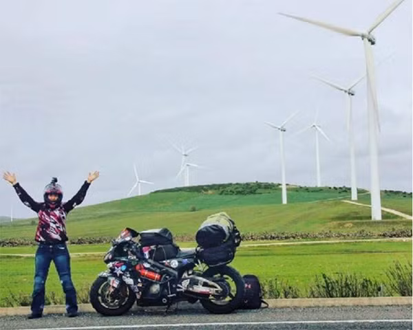 Kể từ đó - khi cô gái dũng cảm Nikki đã vượt 12.000 dặm từ Alaska đến Panama - hầu như cô không dừng lại một phút nào. Từ một chiếc xe moto thông thường, Nikki đã biến người bạn đồng hành của mình thành một chiếc "moto phiêu lưu" bằng cách lắp thêm lốp xe thể thao kép.