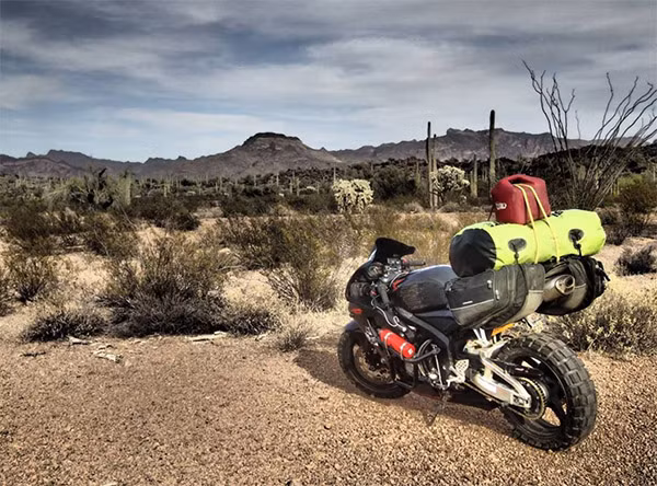 Trong suốt những chuyến đi dài, cô thường chọn làm việc bán thời gian để trang trải chi phí. Một cái lều, võng, túi ngủ và vài bộ quần áo là tất cả hành trang trên chiếc xe đơn sơ mà cô có.