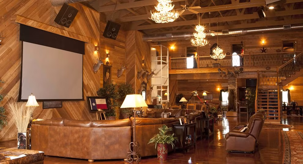 Tầng 1 ngôi nhà không chia ra thành nhiều phòng mà “gộp” tất cả trong một phòng lớn với nội thất sang trọng.