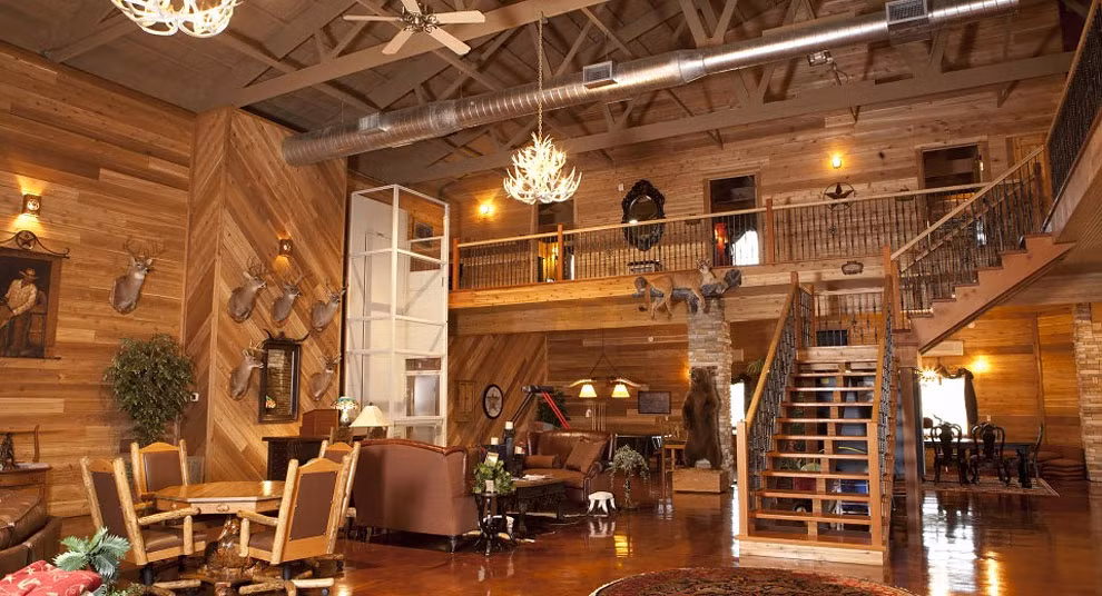 Sàn nhà lát gỗ, kết hợp với tong màu nâu trầm chủ đạo mang đến vẻ đẹp cổ điển mà sang trọng cho nội thất.