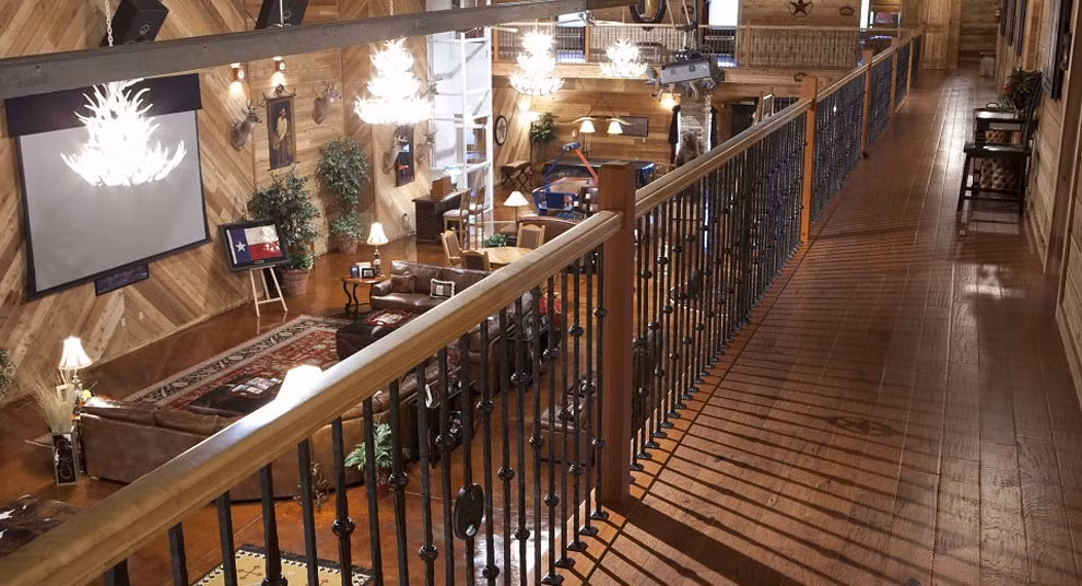 Phòng khách, phòng xem phim, phòng ăn và phòng bếp chỉ được phân cách bằng các đồ trang trí.