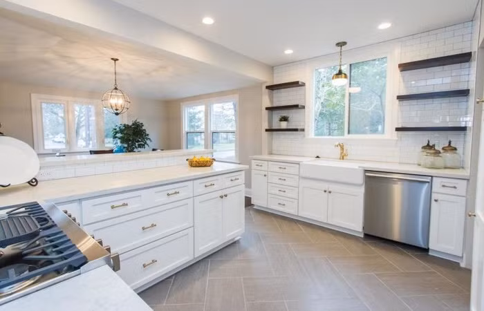 Toàn bộ hệ thống kệ bếp, cửa sổ trong nhà bếp đã được sửa chữa theo hướng hiện đại. Liền kề với nhà bếp là phòng ăn với bộ bàn ăn xinh xắn.