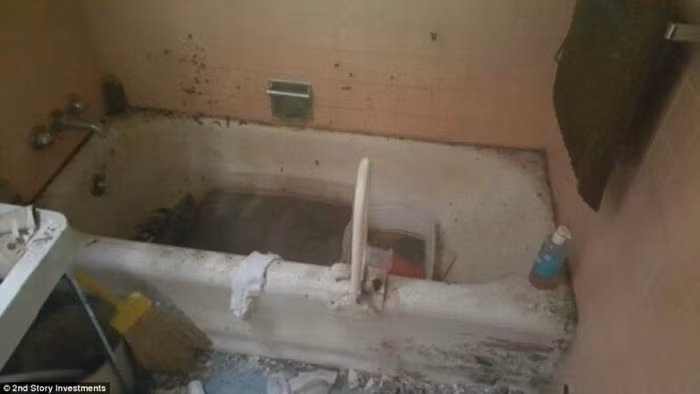 Phòng tắm lâu ngày không ai dùng đã bám đầy bụi bẩn, rong rêu nay đã trở thành một nhà tắm tiện nghi, hiện đại, đúng chuẩn 5 sao.