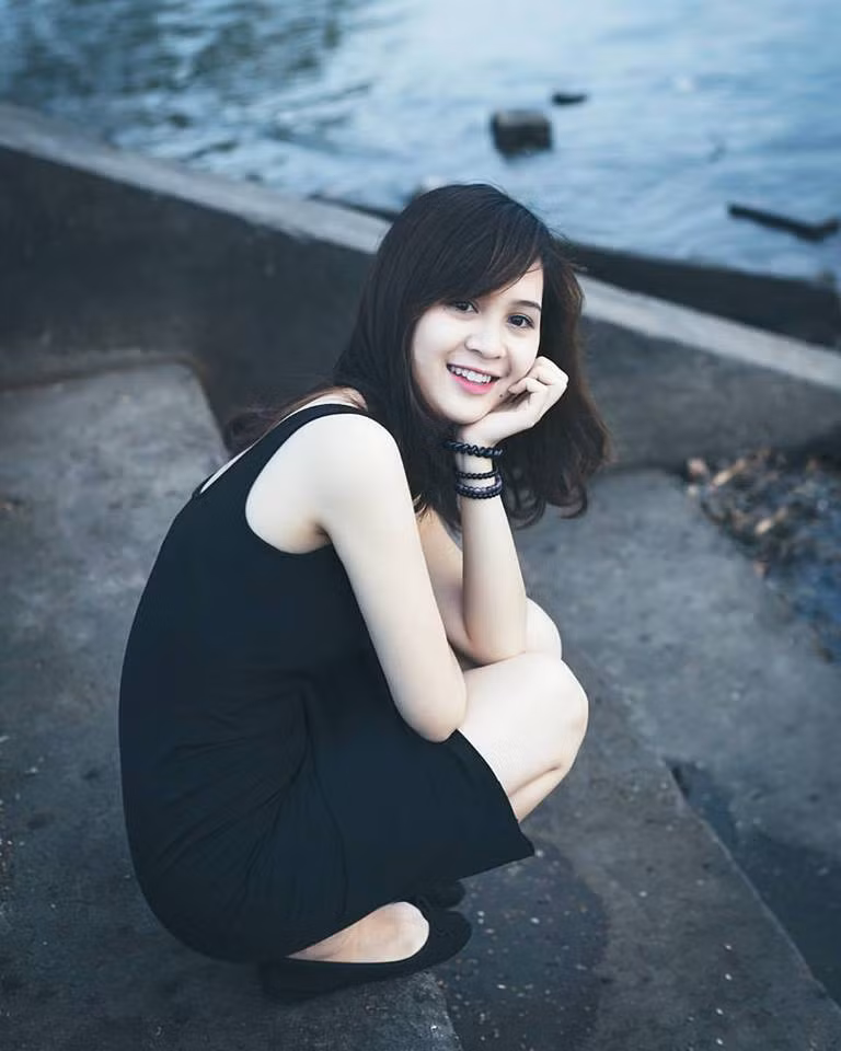 Chủ nhân của bức ảnh ghép thú vị trên là cô gái trẻ tên Huyền Phương, hiện đang sinh sống và làm việc ở Hà Nội. Theo dõi bộ phim Sống chung với mẹ chồng và phát hiện mình có một bức ảnh chụp với biểu cảm cau có rất giống bà mẹ chồng khó tính trong phim nên Huyền Phương đã cắt ghép và đăng lên trang cá nhân như một trò đùa vui với bạn bè.