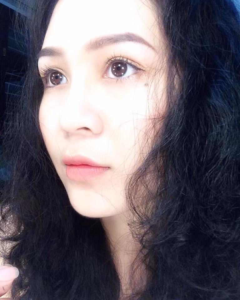 Trước những dòng bình luận trêu chọc của bạn bè, để chứng minh mình cũng không phải "dạng vừa", Huyền Phương đăng dòng mô tả bức ảnh của mình rất hài hước. Cô gái Hà thành cho biết: "Dạo này nổi tiếng quá! Ra quán cafe mươi phút, các bạn bàn bên nhìn mình rồi kể chuyện phim là mình biết đang bị nói xấu rồi. Nếu cô ý ốm có thể thuê Phương đóng thế. Chuẩn vai đanh đá khó tính quạu cọ".