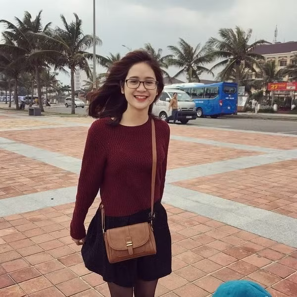 Tuy nhiên khi xem những bức ảnh trên trang cá nhân của Huyền Phương, dân mạng lại cảm nhận đây là một cô gái rất trẻ trung, hay cười và rất dễ thương. Cùng với bức ảnh và câu chuyện đùa vui vừa kể trên, Huệ Phương bất ngờ có thêm một số lượng người theo dõi và hơn 500 lượt thích dành cho dòng status của cô.