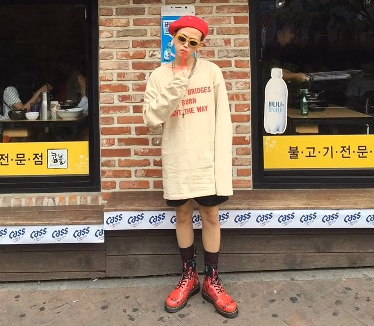 9X được đánh giá cao bởi lối mix&amp;match 'chẳng giống ai'. Bên cạnh đó, biểu cảm 'siêu ngầu' trong các bức ảnh của anh cũng là điểm đặc trưng thú vị.