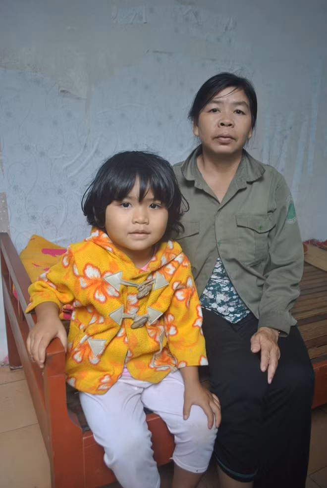 Xot canh ba chau “bam” nha ve sinh cong cong de muu sinh-Hinh-2