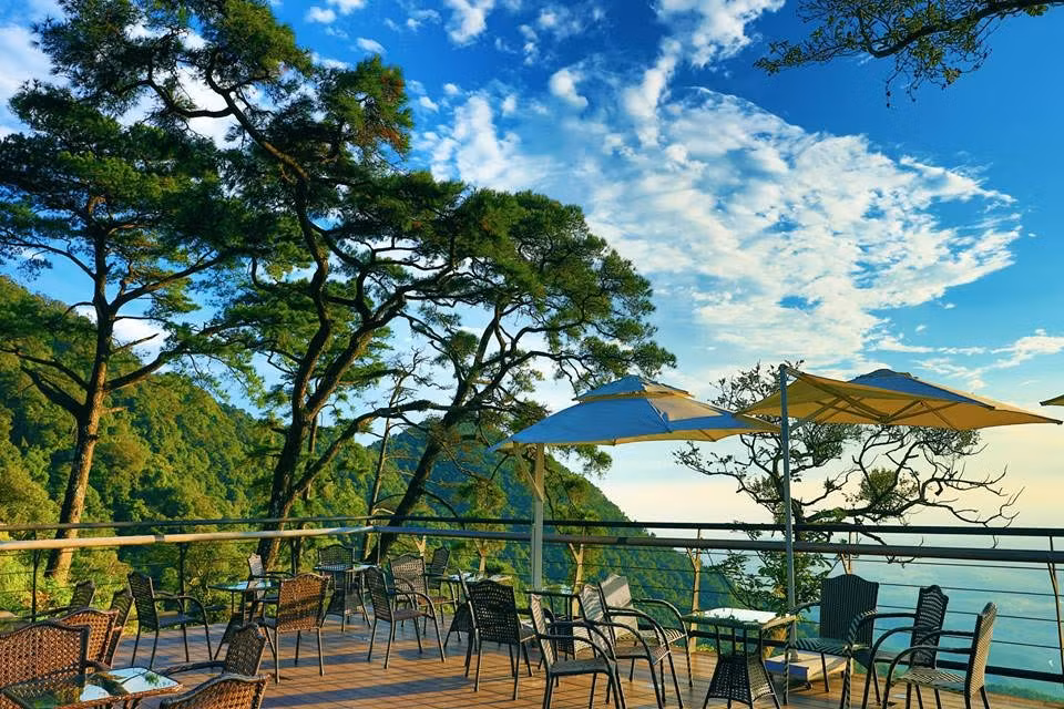 Nằm trên cao độ gần 1000m so với mặt nước biển, nơi đây được coi là điểm dừng chân có góc nhìn tuyệt đẹp trước những phong cảnh thiên nhiên hùng vĩ, thơ mộng của mây gió và núi rừng Tam Đảo. Không gian xinh tươi, ngắm nhìn trọn vẹn vẻ đẹp của trời đất, mà đặc biệt là không khí ở Tam Đảo rất tuyệt vời sẽ khiến bạn yêu đời và cảm thấy cuộc sống thật thư thái.