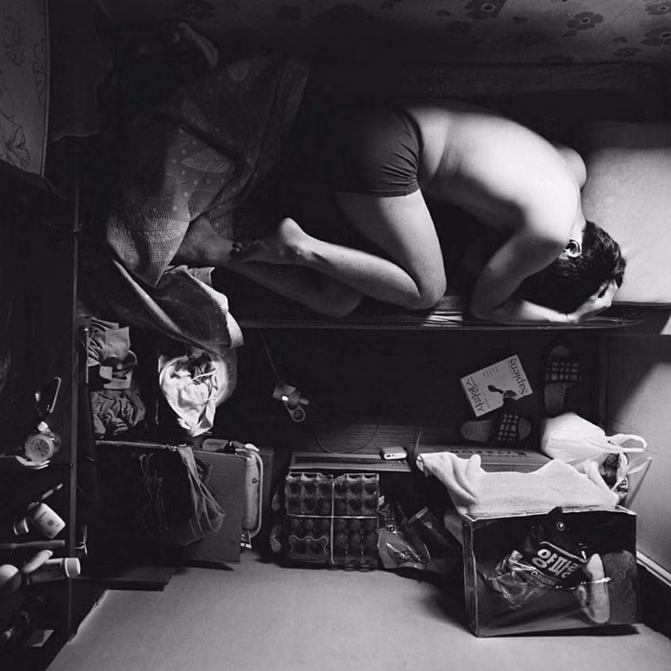 Mỗi goshiwon có diện tích từ 3-5 m2, được trang bị bàn làm việc, giường, tủ quần áo. Sinh viên dùng chung phòng tắm và nhà bếp. Phiên bản lớn hơn của kiểu nhà trọ này có tên goshitel.