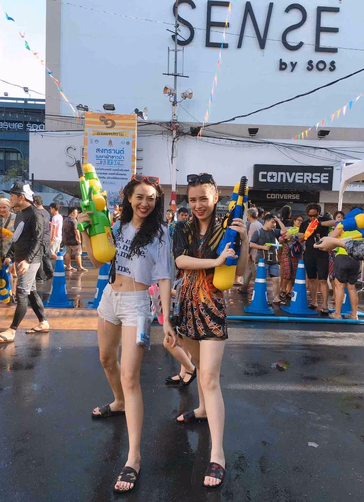 Vui chơi ở lễ Songkran, các bạn trẻ có thể xuống đường tham gia vào các cuộc "đại chiến súng nước" vào ban ngày, đến tối lại "quẩy" hết mình trong các chương trình nhạc hội, các buổi biểu diễn nhạc điện tử trên đường phố...