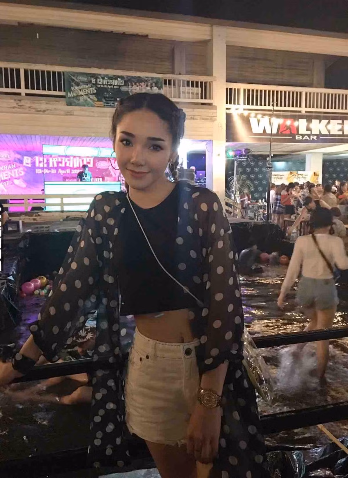 Đi chơi hội té nước, các cô gái Thái Lan cũng có dịp khoe phong cách thời trang đẹp mắt, năng động và cả ngoại hình ưa nhìn, hấp dẫn của mình. Dù sau đó có bị té nước ướt sạch từ đầu đến chân nhưng tất cả đều vẫn rất vui vẻ, phấn khích.