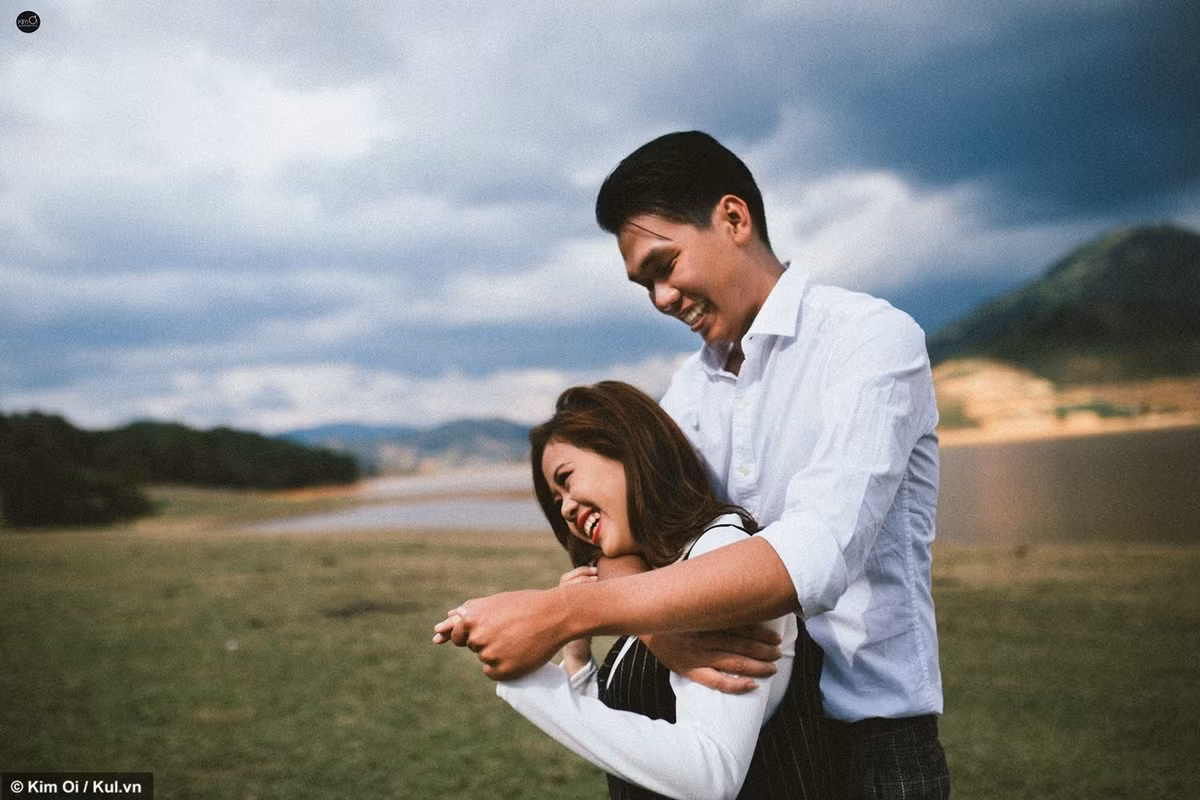 Mọi người xung quanh vẫn không ngớt lời trêu chọc: "Hôm nay 2 cha con đi đâu đấy?", bỏ ngoài tai những lời bàn tán hai trái tim tìm tới nhau, hòa chung một nhịp đập.