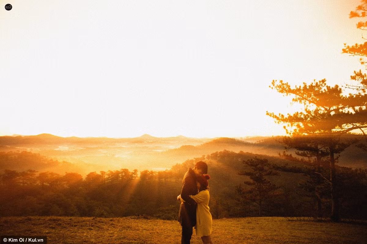 Chàng trai Đức Thảo có chiều cao 1m80 trong khi nàng nấm lùn Kim Thuỳ chỉ có 1m50.