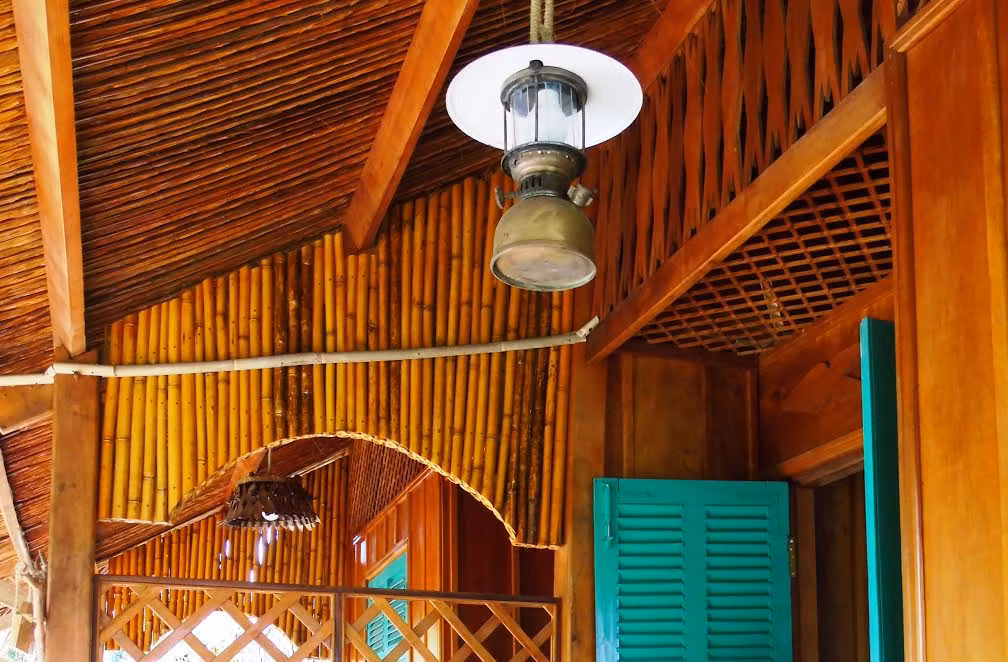 Độc đáo nữa là những chiếc đèn xua côn trùng được xông từ cây sả; đèn thắp sáng cũng là đèn led nhưng được lồng vào những chiếc đèn măng xông cổ, hay các bóng đèn led nhỏ bỏ vào từng cốc thủy tinh, được trang trí bằng dây bố bên ngoài, nhìn vừa cổ xưa vừa độc đáo...