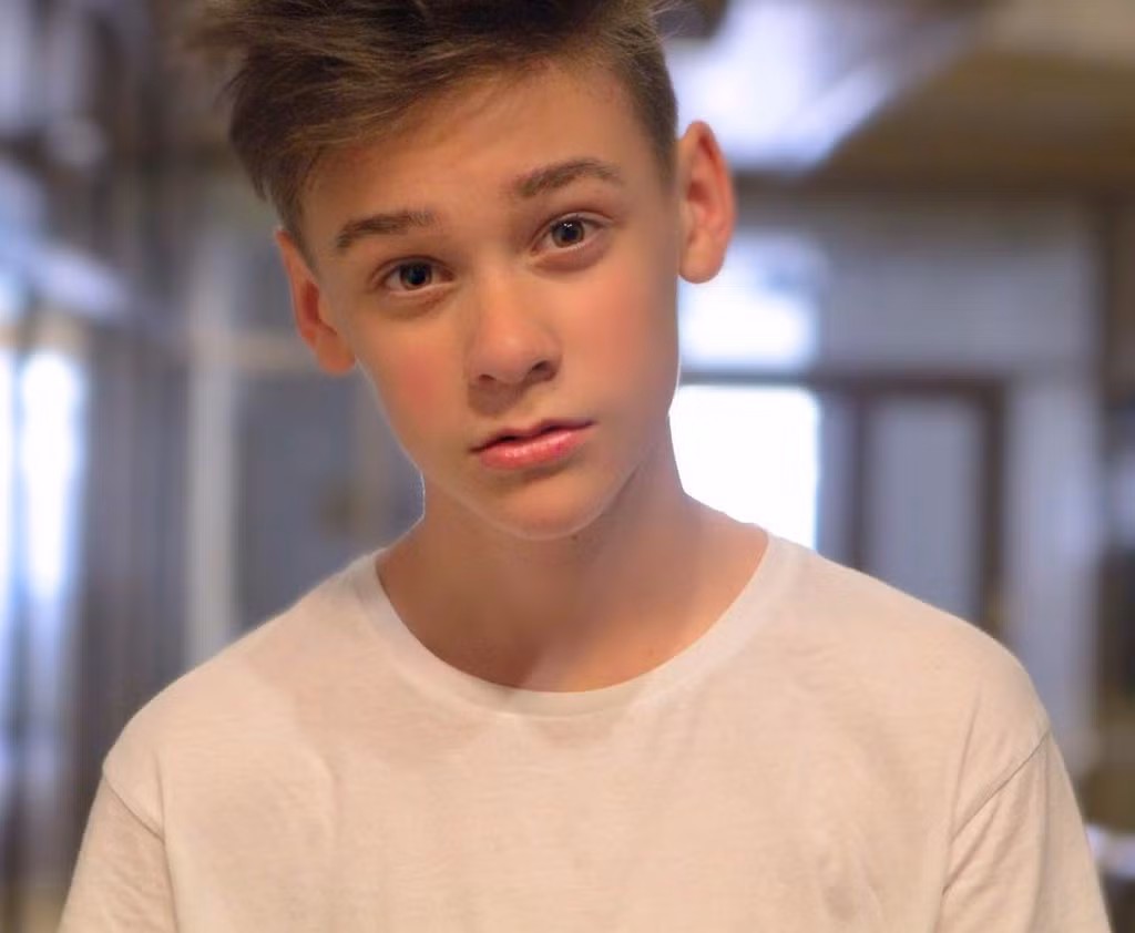 Chàng trai sở hữu mái tóc bồng bềnh lãng tử, sống mũi cao và đôi môi gợi cảm. Vẻ ngoài vừa đáng yêu, vừa đậm chất "soái ca" đã giúp Mike thu hút gần 60.000 người theo dõi tại trang cá nhân.