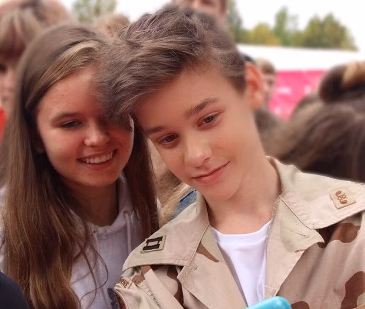 Nhiều người hâm mộ đến xin chụp ảnh cùng với Mike Leon.