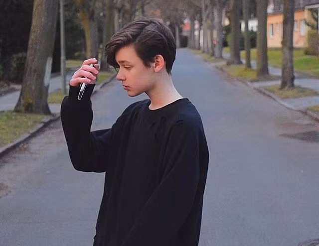 Phát huy ưu điểm trên gương mặt, Mike thường xuyên chụp ảnh ở góc nghiêng khoe sống mũi cao.