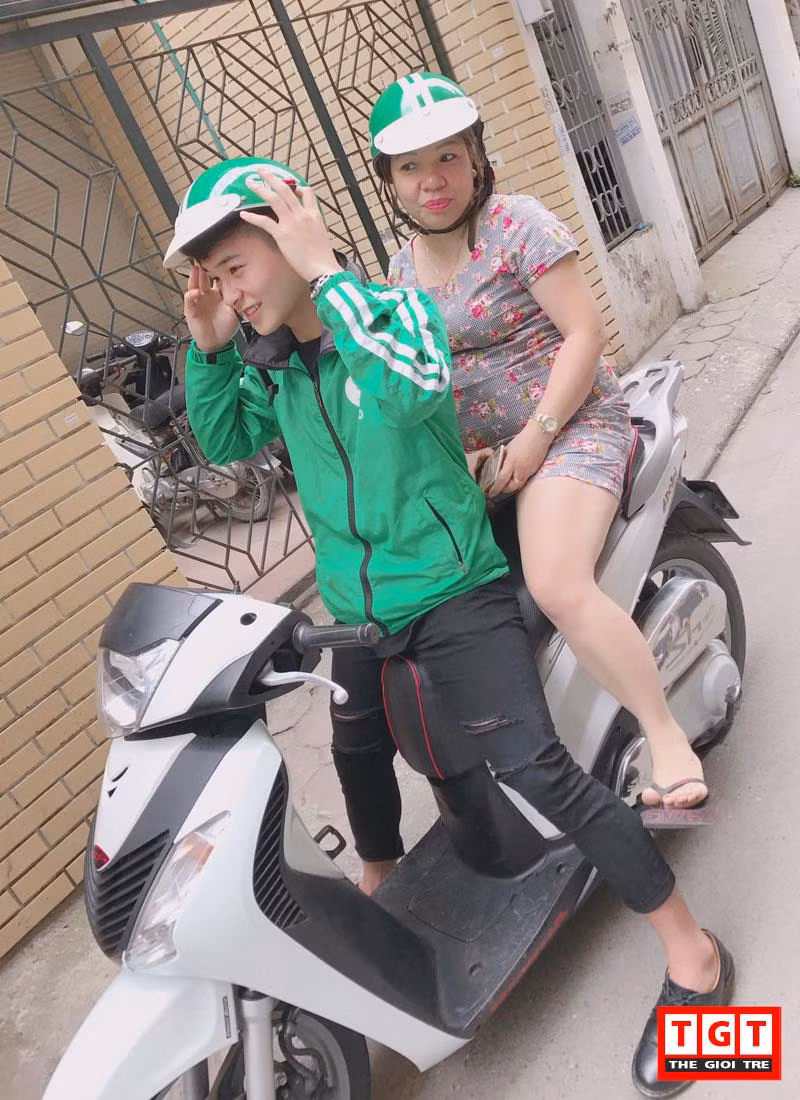 Mới đây, trên mạng xã hội, các cư dân mạng thi nhau chia sẻ hình ảnh của một anh chàng điển trai mặc trang phục của hãng Grab, trở theo một người phụ nữ có vẻ như khách đặt xe.