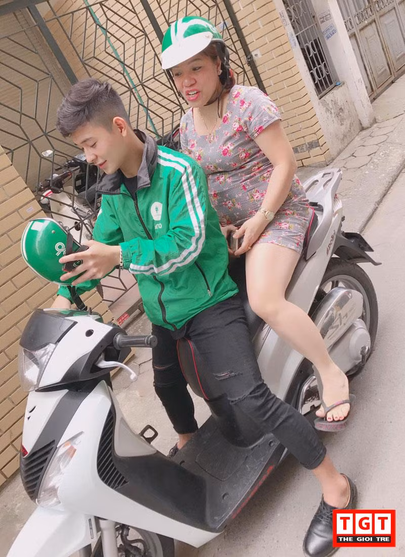 Điều đáng chú ý, không chỉ sở hữu ngoại hình điển trai, với nụ cười cuốn hút, dù trong bộ đồng phục màu xanh của hãng Grab anh chàng vẫn thể hiện mình là người tinh tế, phong cách với quần kaki rách hợp mốt bên cạnh chiếc xe máy đắt tiền. Ngay sau đăng tải hình ảnh này nhanh chóng thu hút hàng nghìn lượt thích và bình luận.