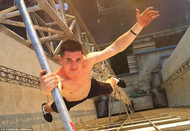 Một thành viên trong nhóm Storror liều mình vắt vẻo trên không mà không có bất cứ sự trợ giúp hay bảo hộ nào tại thành phố Brighton, Anh.