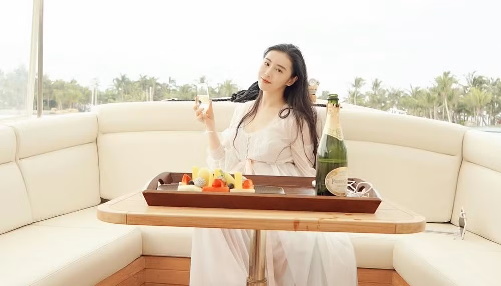 Bên cạnh đó, cô cũng có cuộc sống khá sang chảnh.