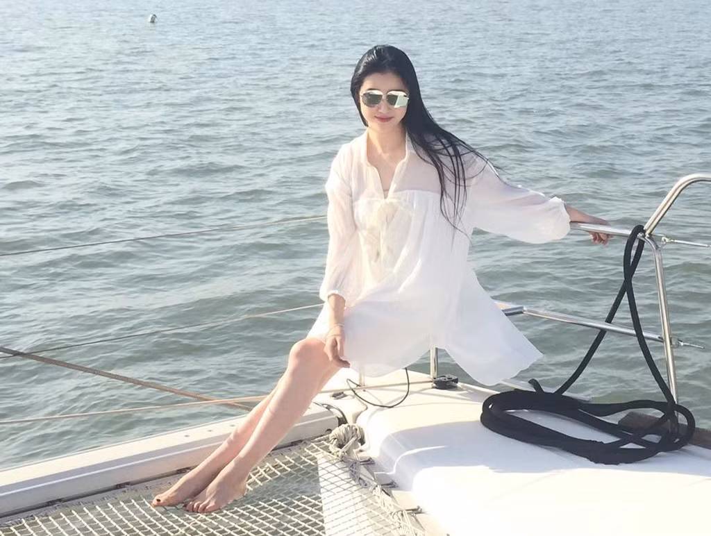 Trên trang cá nhân, Trương Tân Uyển thường xuyên chia sẻ hình ảnh đi nghỉ dưỡng tại nhiều nơi khiến dân mạng ghen tỵ.