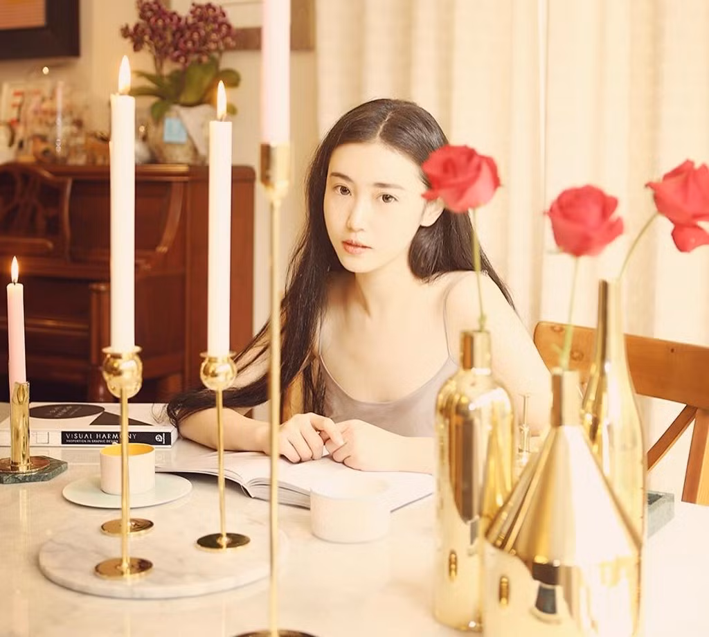 Dù ở tuổi 22 hay 27, cô vẫn toát lên vẻ đẹp thuần khiết, mong manh và nữ tính.