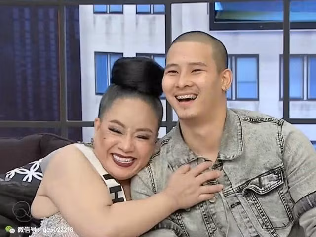 Ngay sau khi hình ảnh của người chồng thứ 9 đăng tải, cộng đồng mạng không khỏi xôn xao. Nhiều người thừa nhận rằng, bức ảnh của Rangsee khiêu khích thế này khiến chị em phụ nữ khó lòng ngủ ngon được.