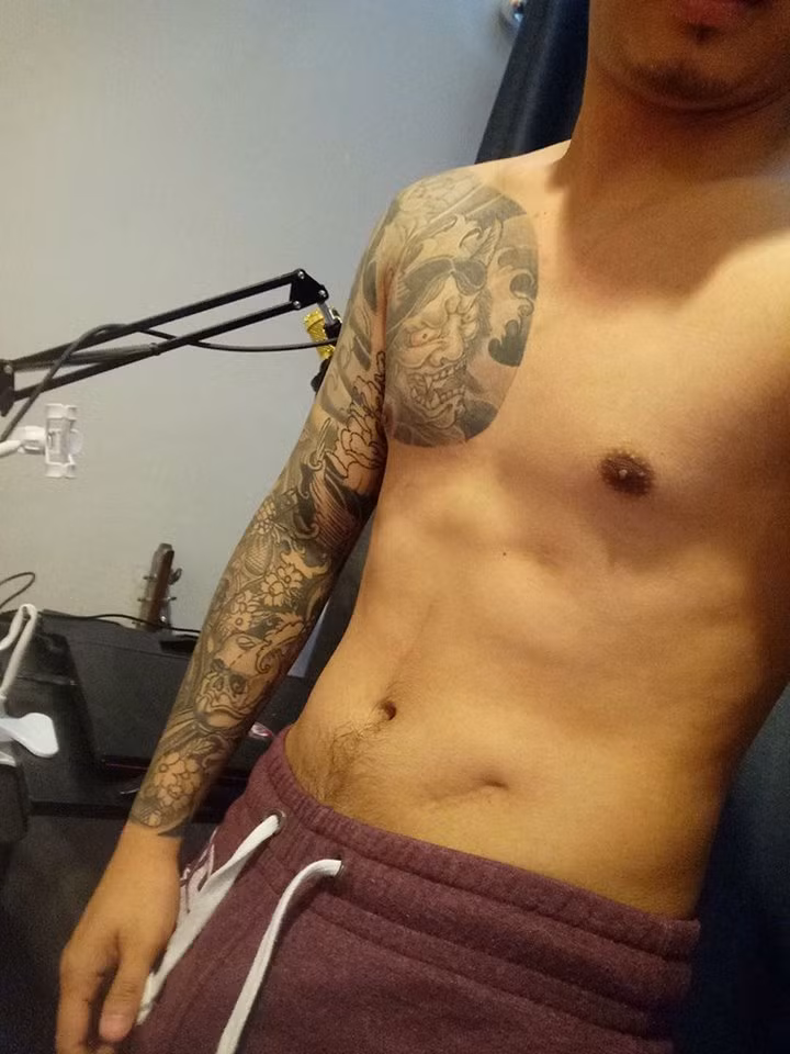 Đi kèm với hình ảnh này, người chồng thứ 9 một thời của nữ đại gia U60 Thái Lan U60 tuổi có dòng chú thích tạm dịch: "Chăm sóc cho nhẹ. Hãy dành thời gian để chơi, xem bản thân mình. Ngủ ngon quý cô".