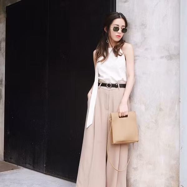 Cô hiện được biết đến là tín đồ hàng hiệu và có cuộc sống xa hoa khiến nhiều người ghen tỵ.