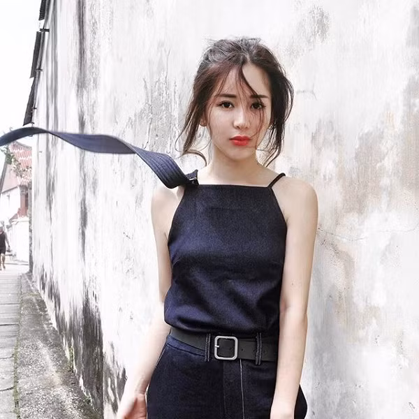 Nhan sắc ngọt ngào và dịu dàng hớp hồn của Chloe Leong luôn là đề tài khen ngơi trên nhiều mặt báo danh tiếng ở Malaysia.