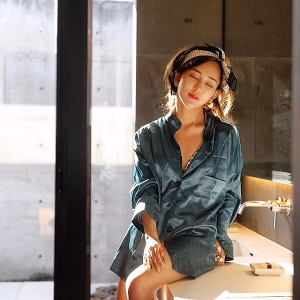 Ở tuổi 23, cô nàng có hẳn một thương hiệu kinh doanh riêng và hàng loạt chuyến bay tham dự fashion show khắp thế giới.