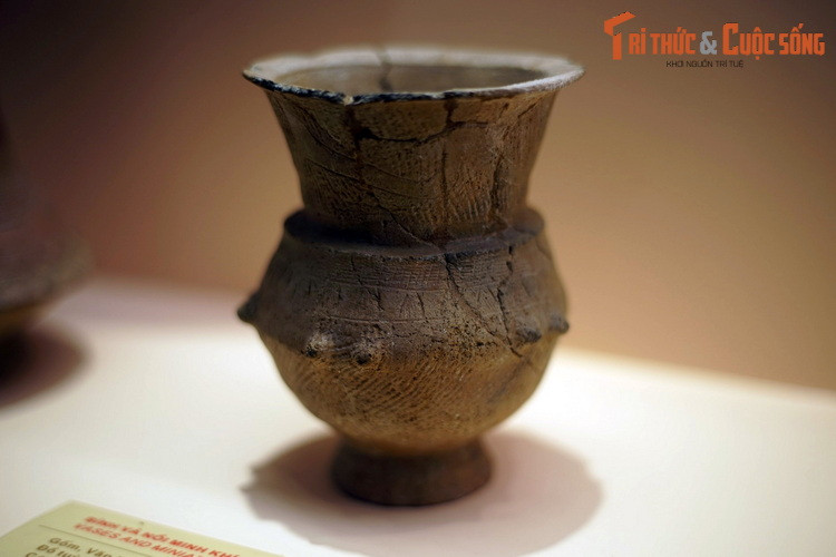 Cư dân Sa Huỳnh là những người thợ tài hoa trong việc chế tác gốm. Đồ gốm Sa Huỳnh được phát hiện nhiều trong những khu mộ táng đa dạng về loại hình và kiểu dáng như: bát bồng, nồi, bình, đèn…