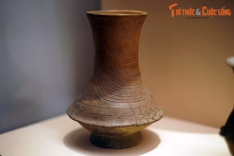 Bình gốm của văn hóa Sa Huỳnh. Người Sa Huỳnh có tục mai táng người chết trong những chum lớn có nắp đậy, chôn cùng nhiều đồ tùy táng, gồm các loại đồ gốm, đồ trang sức bằng đá quý, thủy tinh.