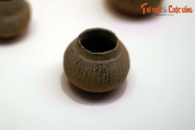 Nồi minh khí của văn hóa Sa Huỳnh. Kỹ thuật làm gốm Sa Huỳnh là sự kết hợp các kỹ thuật bàn xoay, kỹ thuật dải cuộn, kỹ thuật hòn đập, bàn kê và kỹ thuật xử lý bề mặt (miết láng).