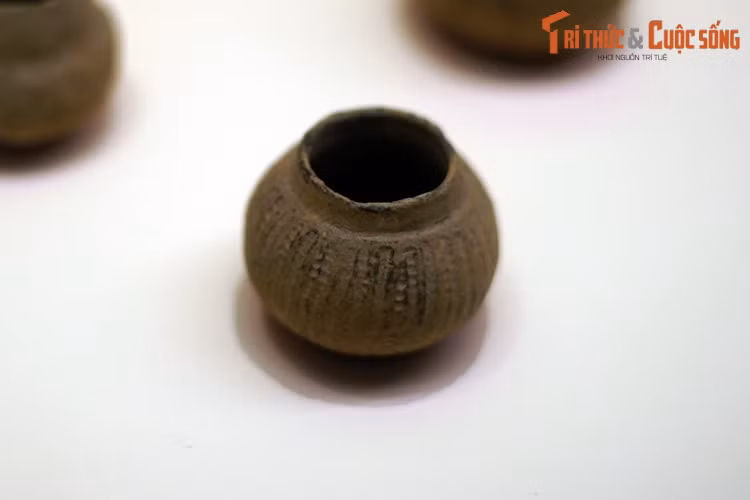 Nồi minh khí của văn hóa Sa Huỳnh. Kỹ thuật làm gốm Sa Huỳnh là sự kết hợp các kỹ thuật bàn xoay, kỹ thuật dải cuộn, kỹ thuật hòn đập, bàn kê và kỹ thuật xử lý bề mặt (miết láng).