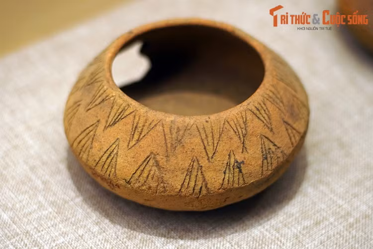 Nồi trang trí hoa văn khắc vạch của văn hóa Sa Huỳnh. Cùng các loại hình hiện vật khác, đồ gốm đã tạo nên bản sắc riêng cho nền văn hóa này.