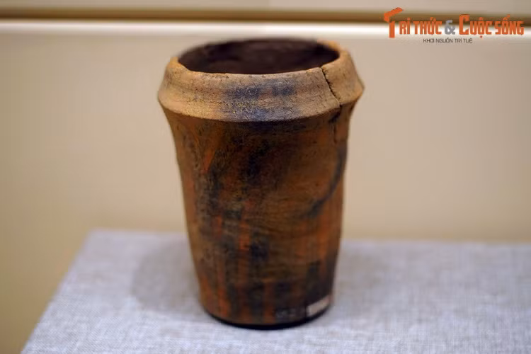 Lọ tô màu văn hóa Sa Huỳnh. Nhiều món đồ gốm Sa Huỳnh được tô màu đỏ và tô đen ánh chì rất độc đáo.