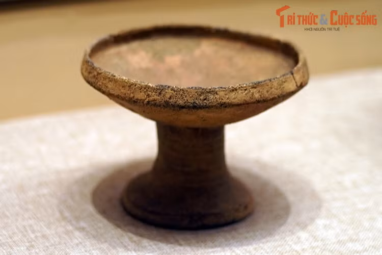 Mâm bồng của văn hóa Sa Huỳnh. Thông qua việc nghiên cứu nền văn hóa Sa Huỳnh, nhiều điều về đời sống của các tộc ngư­ời thời tiền sơ sử ở miền Trung Việt Nam đã được làm sáng tỏ. (Bài viết có sử dụng tư liệu của Bảo tàng Lịch sử Quốc gia).