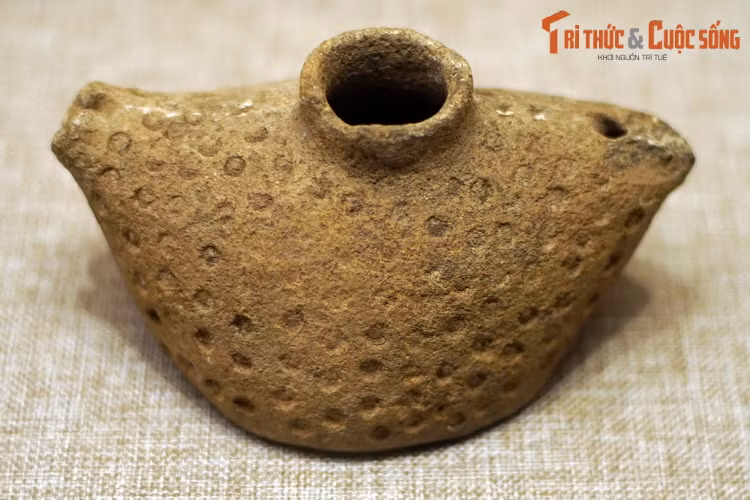 Bình hình vịt của văn hóa Sa Huỳnh. Có thể nói, gốm Sa Huỳnh là sự kết tinh của quá trình lao động, tìm tòi của cư dân bản địa, là sản phẩm tạo hình đầy mỹ quan, sáng tạo của cư dân văn hóa Sa Huỳnh.