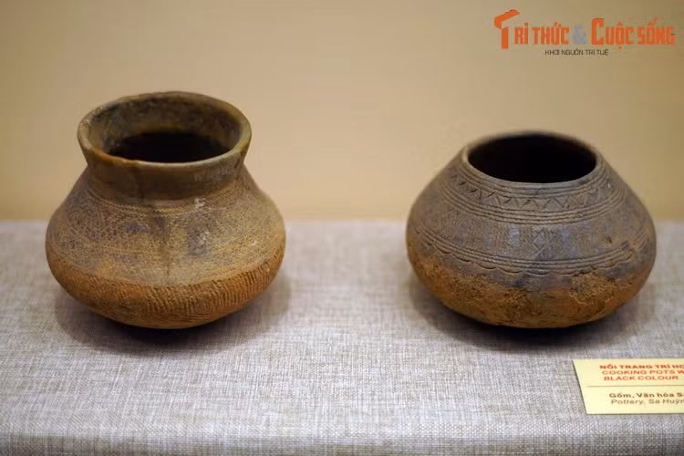 Một số loại nồi gốm của văn hóa Sa Huỳnh. Hoa văn trang trí trên gốm Sa Huỳnh rất phong phú, gồm hoa văn in mép vỏ sò, văn chải, văn in chấm, văn sóng nước...