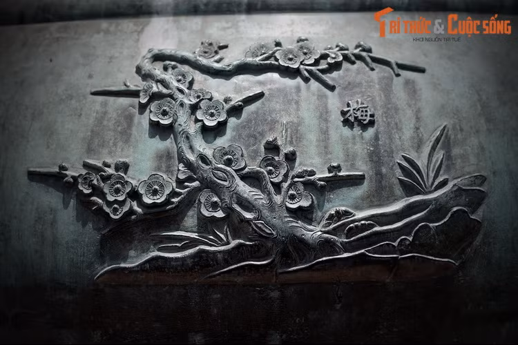 Với kỹ thuật khắc nổi vừa phải, các hình trên thân đỉnh tuy để trang trí mặt ngoài bầu, nhưng không lặp lại quy luật trang trí dải, mà mỗi hình như là một tác phẩm điêu khắc độc lập, giàu tính nhân gian, tạo ra những nhịp điệu uyển chuyển.