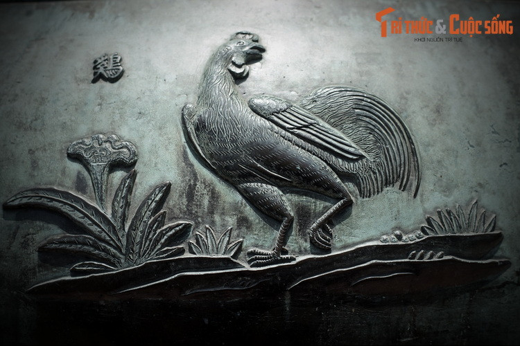 Khi thể hiện những họa tiết trên Cửu Đỉnh, người nghệ nhân đã thoát ra ngoài cái nhìn cố định, không lệ thuộc vào trạng thái tự nhiên của vật thể cũng như tỷ lệ kích thước của chúng, mà đã sắp xếp lại cho vừa một mảng diện tích tương đương nhau trên mỗi chiếc đỉnh.